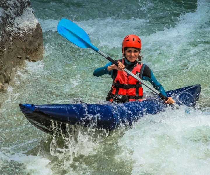 Pagayeuse femme dans un canoë gonflable