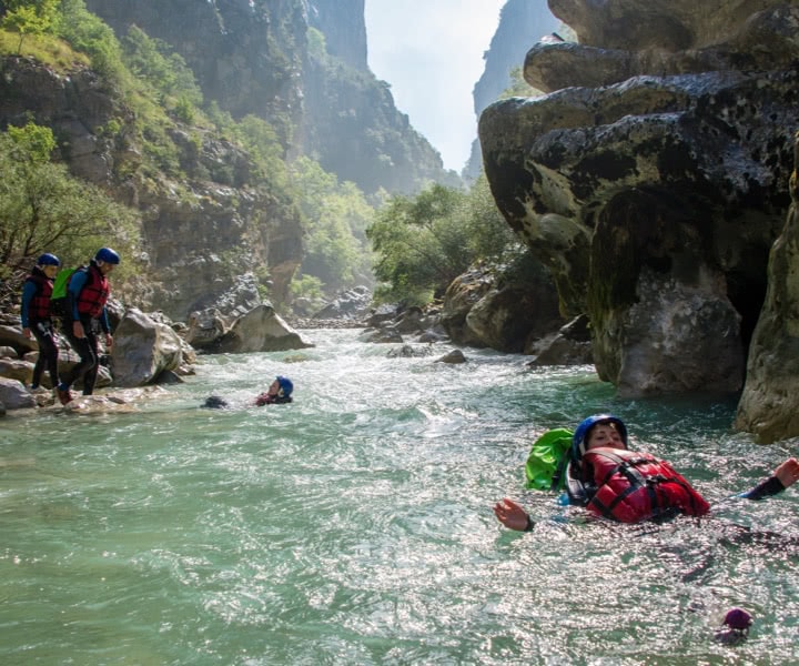 Nage dans le plus large canyon d'europe