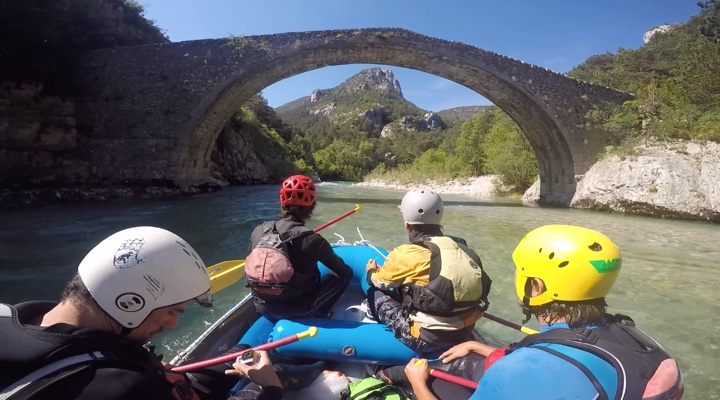 Traversée de rapides en rafting avec des amis